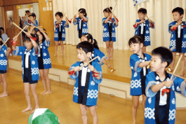 夏祭りで太鼓のバチを叩いている様子