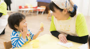 おやつを食べている様子