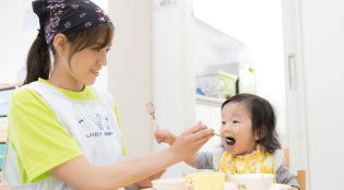 給食を食べている様子