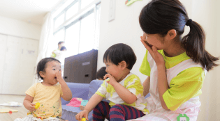 園児たちが保育教諭と遊んでいる様子