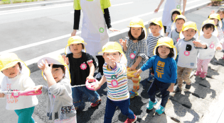 公園にっ向かって徒歩で移動している様子